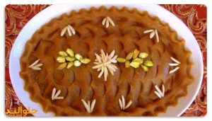 تزیین حلوا با خلال بادام و پسته