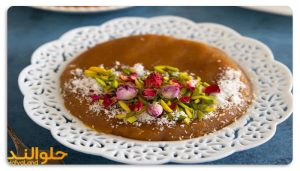 تزیین حلوا با پسته و گل محمدی