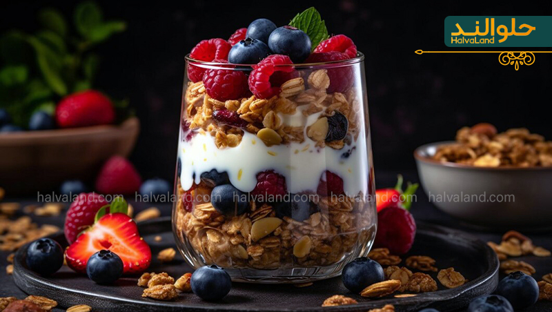 لیوان دسر لایه‌لایه (جار دسر) حاوی ماست یا خامه، گرانولا، توت‌فرنگی، بلوبری و تمشک تازه.