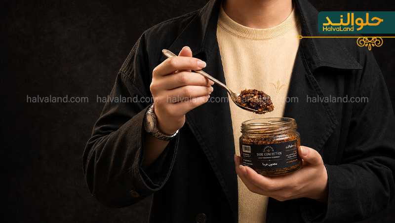 سرو معجون خرما با قاشق از شیشه شیک حلوالند