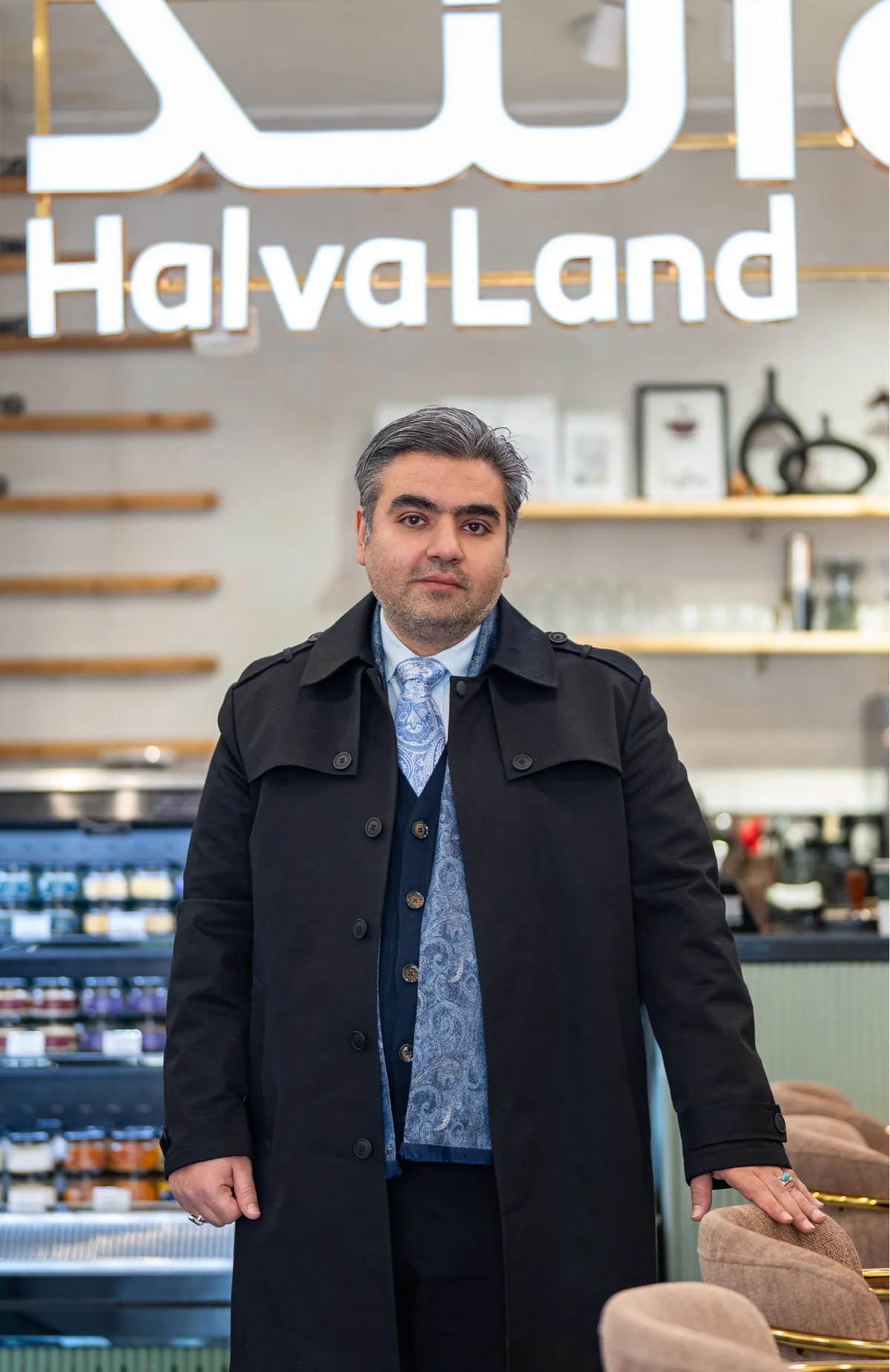 فروشگاه حلوالند با تابلوی HalvaLand